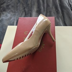 Ukies Ari sandy beige patent heels size 6.